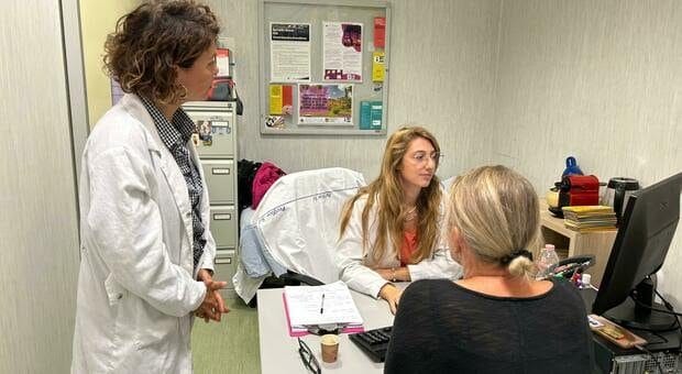 Le operatrici dello Sportello Donna H24 dell’Azienda Ospedaliera San Camillo – Forlanini, gestito dalla Cooperativa Sociale Be Free, al lavoro.