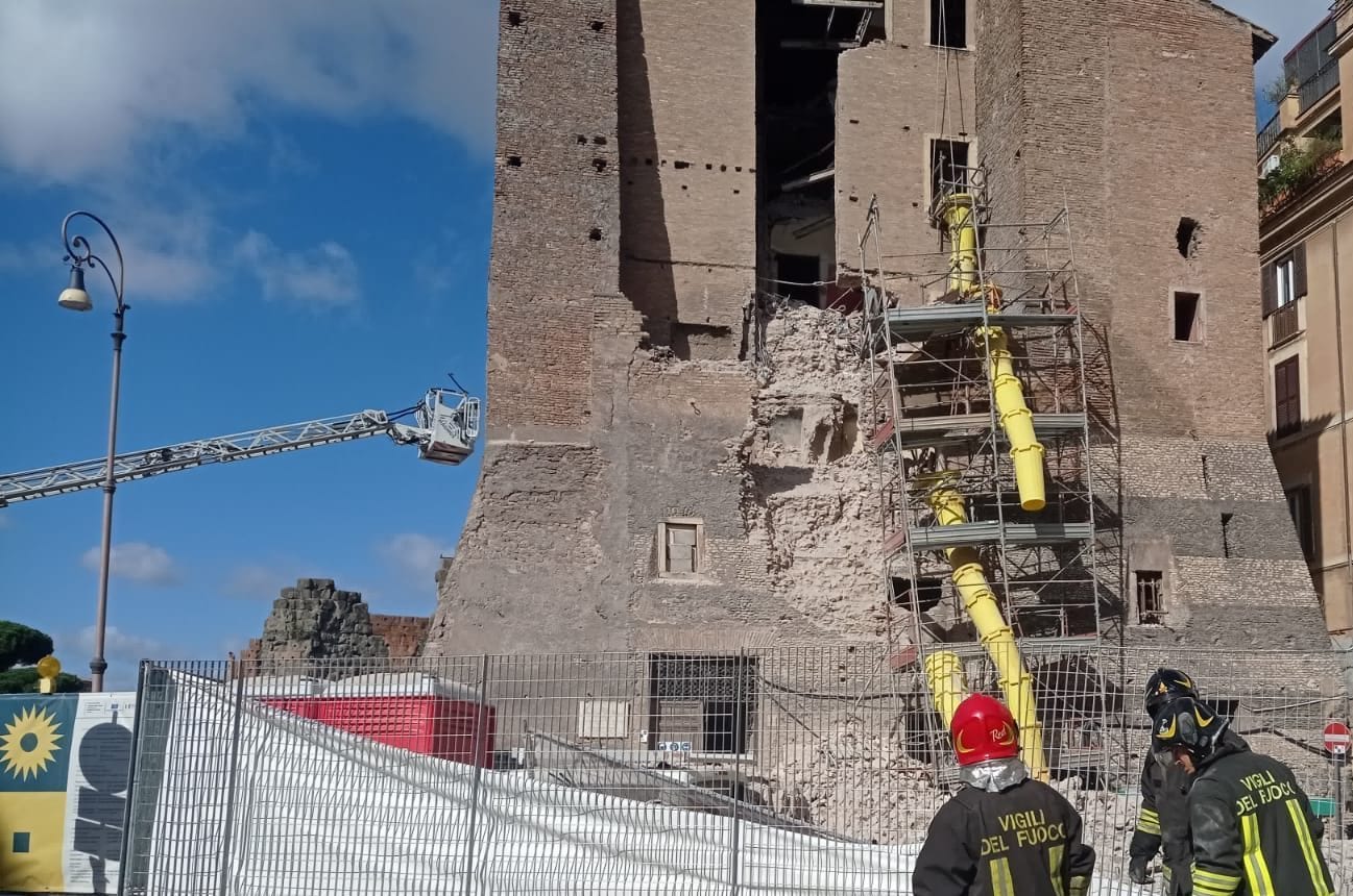 Crollo della Torre dei Conti: l’architetto critica la fretta nei cantieri Pnrr, con troppi interventi e poco tempo