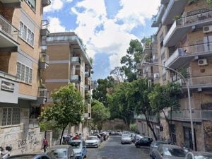 Uomo di 27 anni precipita dal terzo piano di un B&B a Monteverde: deceduto immediatamente, un 25enne in arresto