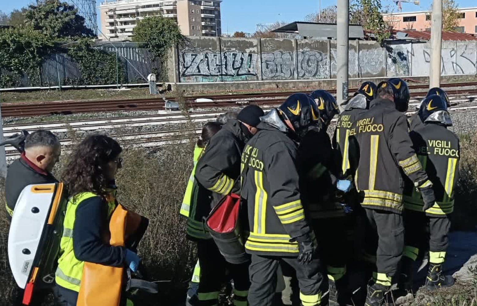 I vigili del fuoco durante le operazioni di soccorso