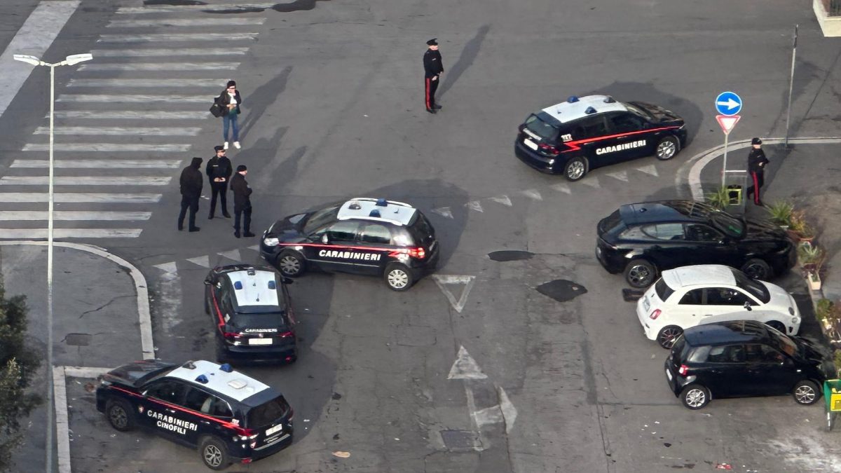 Carabinieri in azione in piazza Gasparri