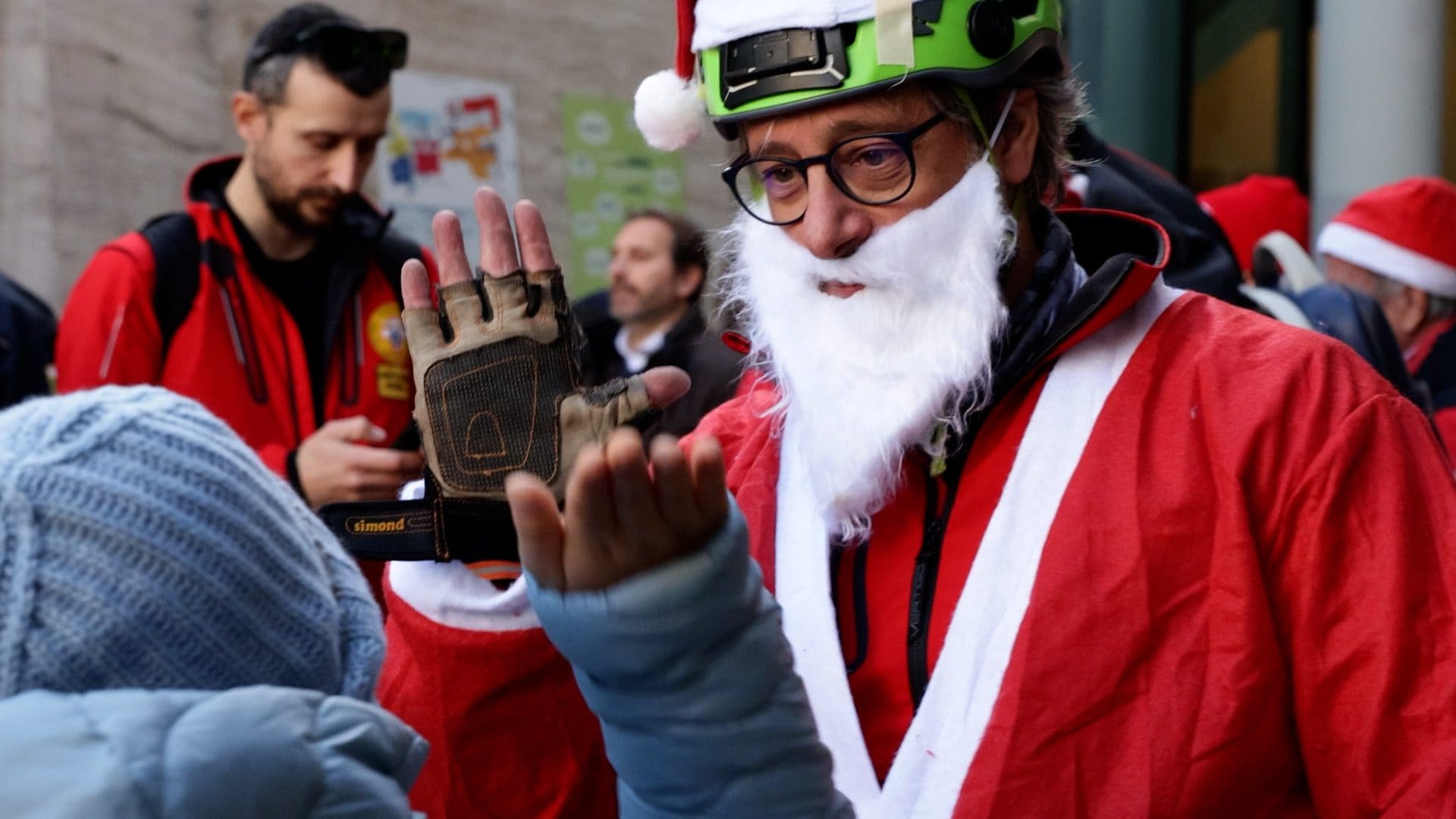 Uno dei Babbi Natale con uno dei bimbi presenti.