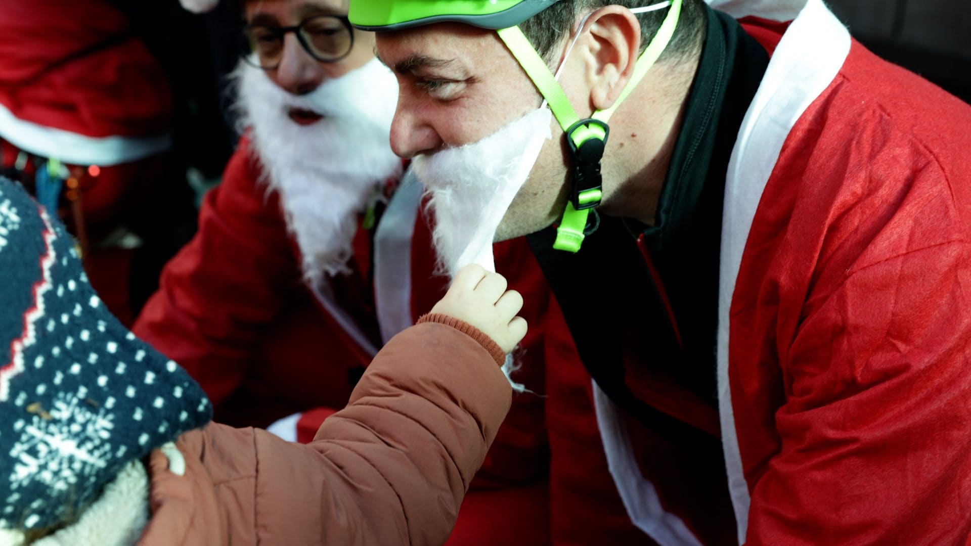 Uno dei Babbi Natale con uno dei bimbi presenti.