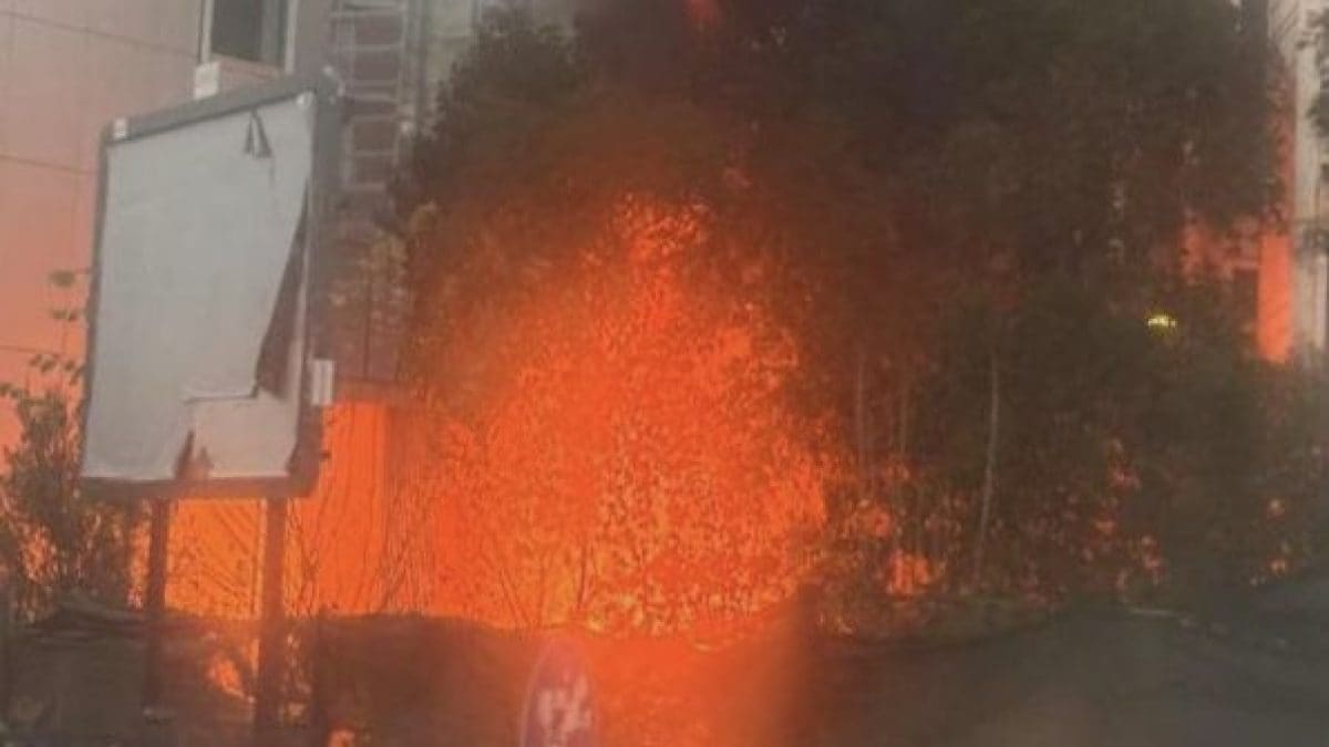 L’incendio divampato davanti all’ingresso della sede di Roma Tre.