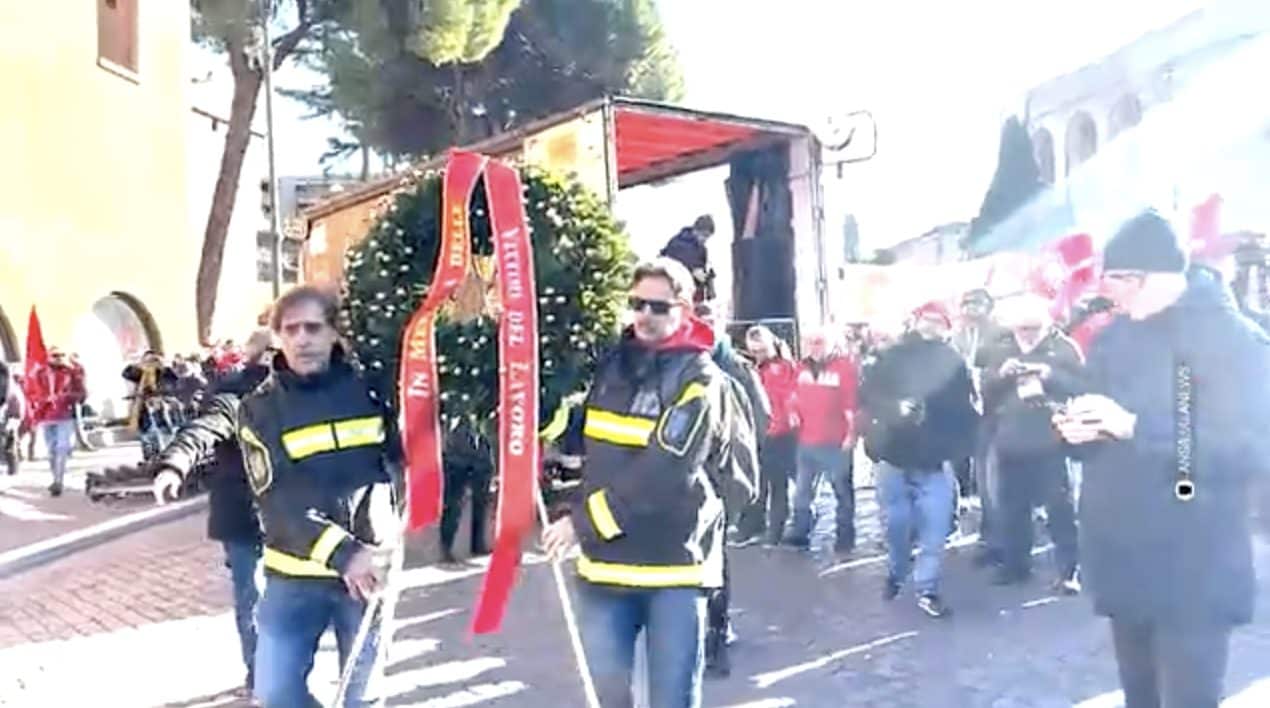 La corona deposta in via dei Fori Imperiali per le vittime del lavoro