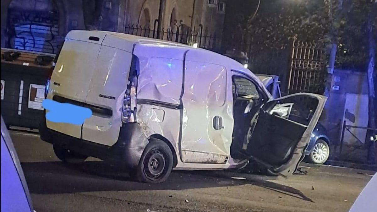Il furgone su cui viaggiava Sabbatini dopo l’incidente, foto dal gruppo Facebook "Sei di viale Marconi se…"