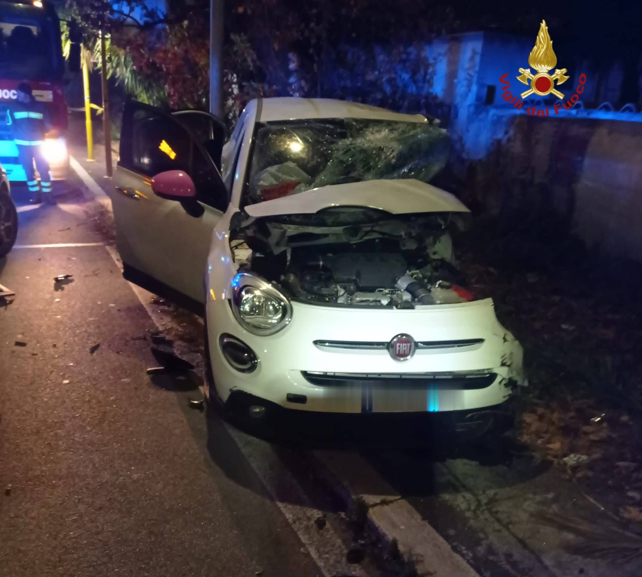 L’automobile dopo lo schianto a Ostia.