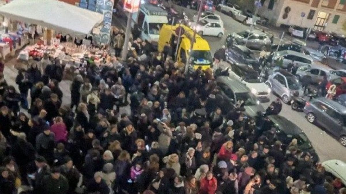 La manifestazione per la studentessa stuprata fuori alla metro Jonio (Foto di "Non Una di Meno")