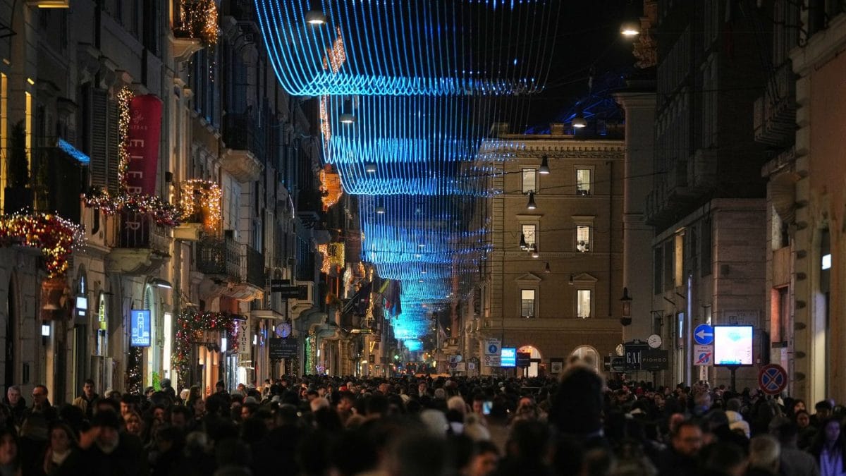 Via del Corso a Roma (Foto La Presse)