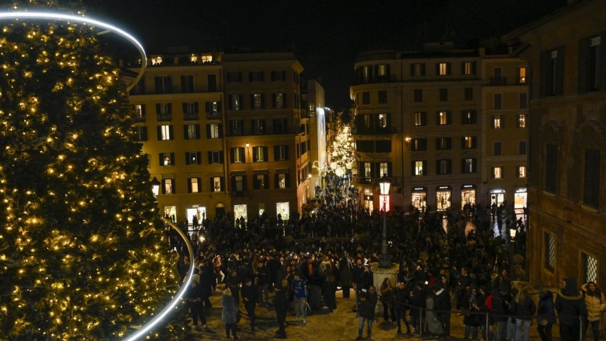 Il centro di Roma addobbato per Natale (La Presse)