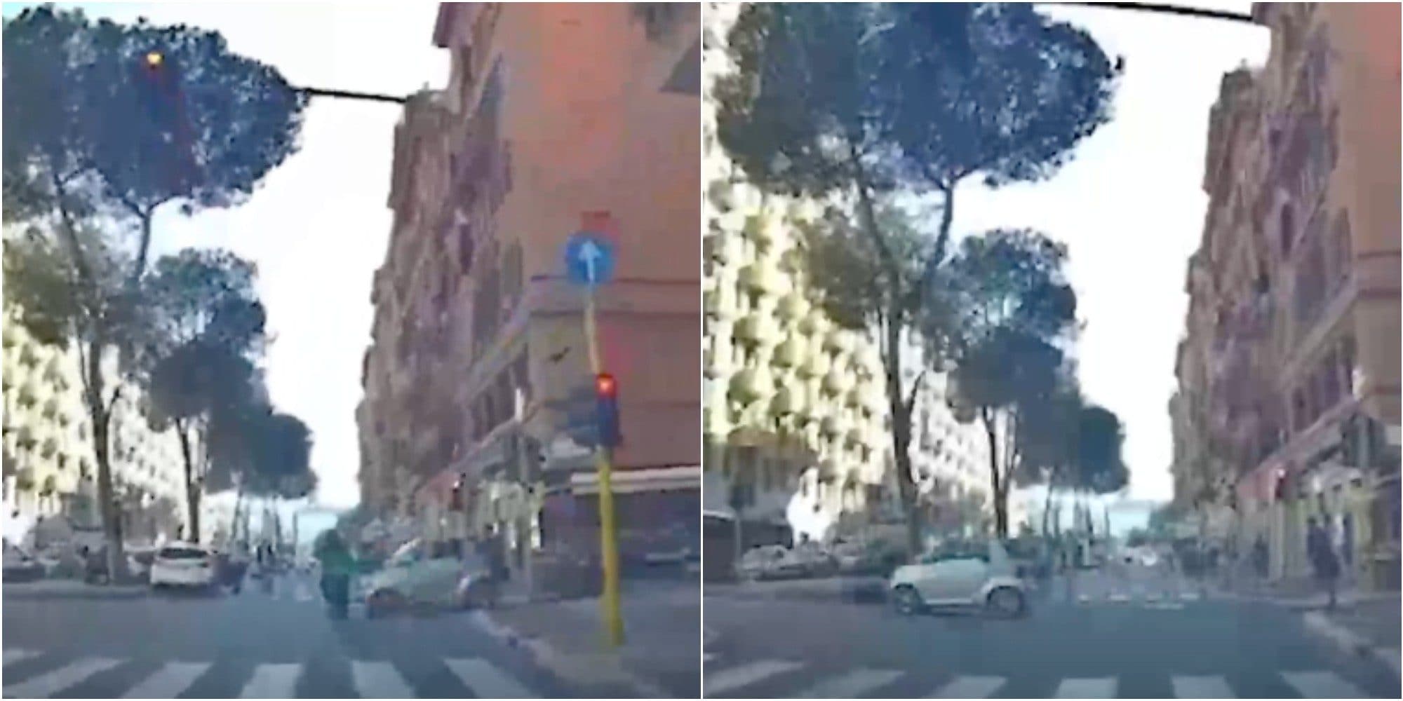 Rider passa con il rosso al semaforo e viene travolto da una Smart: fuggito il conducente dell'auto