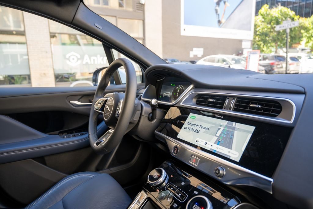 Roma accoglie le auto a guida autonoma: una nuova era per il trasporto pubblico che sfida gli scettici.