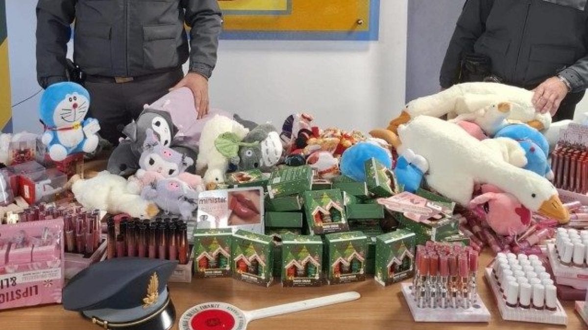 Parte degli articoli sequestrati