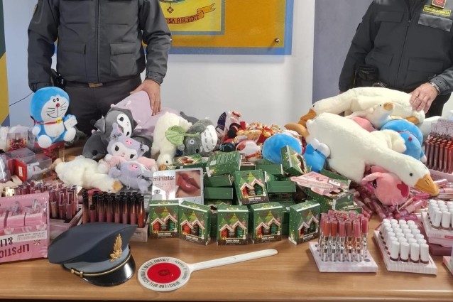 Negozi e mercatini sotto osservazione: scoperti 30mila giocattoli e decorazioni natalizie pericolosi. Cosa ci nascondono?