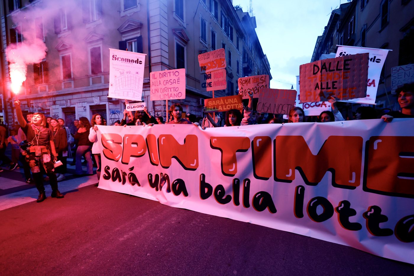 La sinistra tra idealismo e realtà: è tempo di proteggere le occupazioni anziché applaudire gli sgomberi?