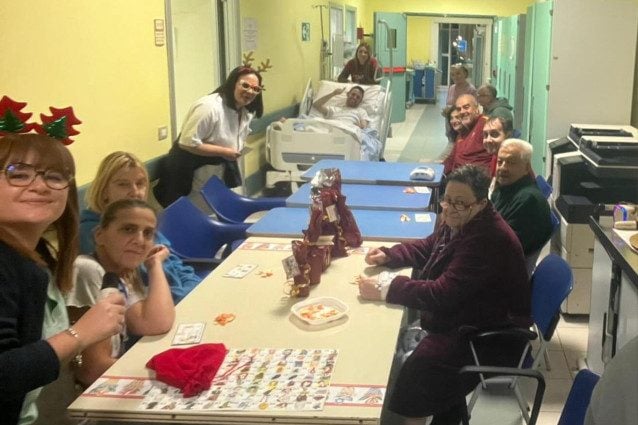 Infermieri del San Camillo trasformano il Natale in una festa: regali e tombolata per i pazienti inaspettata e gioiosa