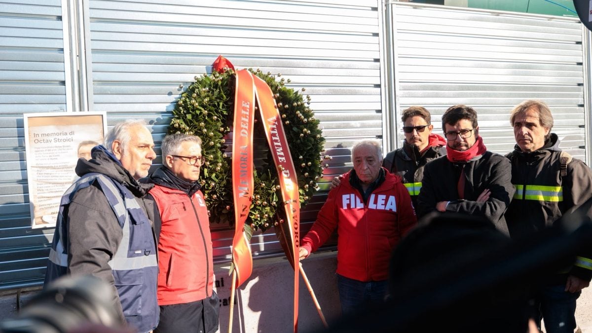La deposizione di una corona alla Torre dei Conti dov’è morto Octav Stroici