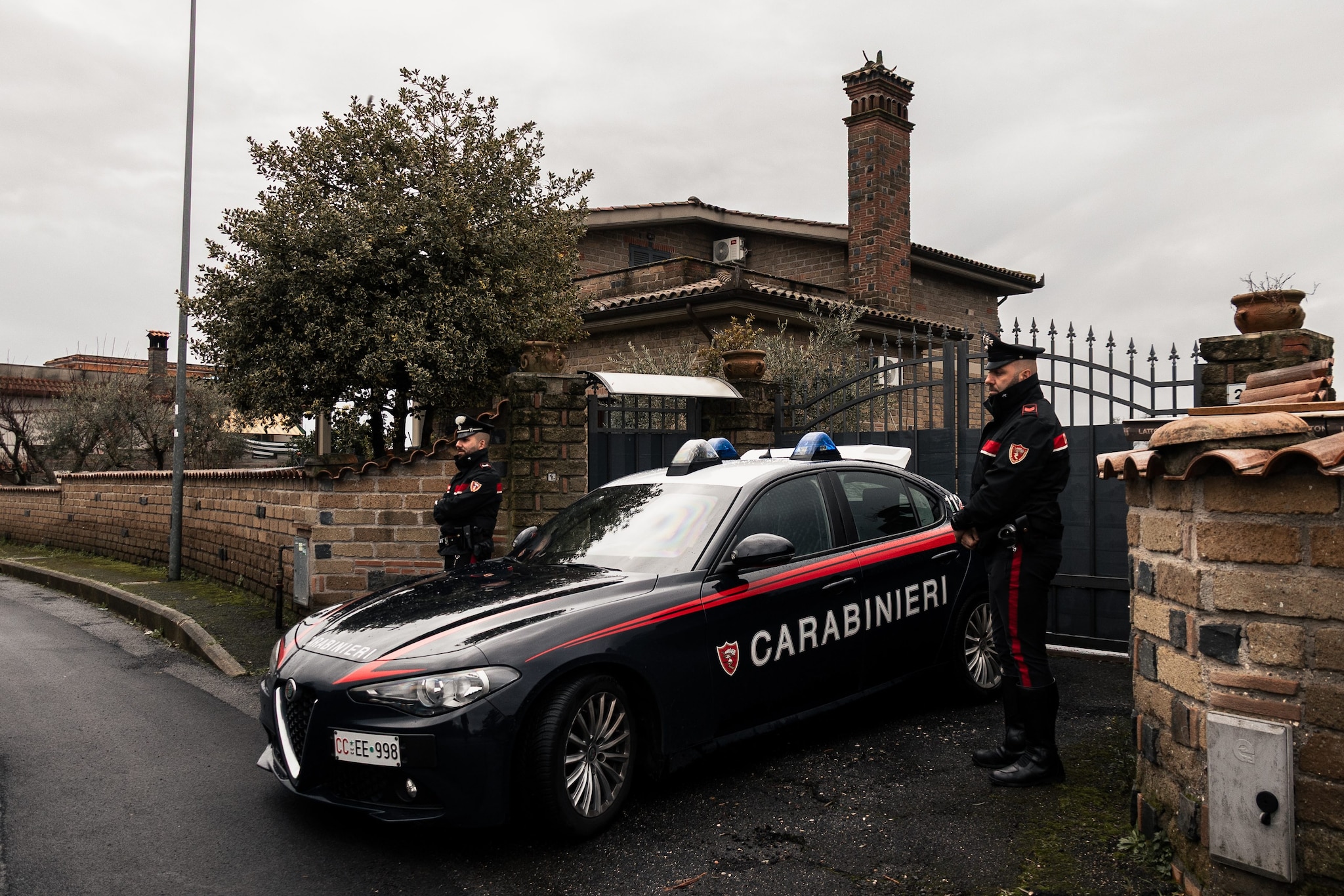 I carabinieri davanti alla villetta dei genitori di Claudio Carlomagno.