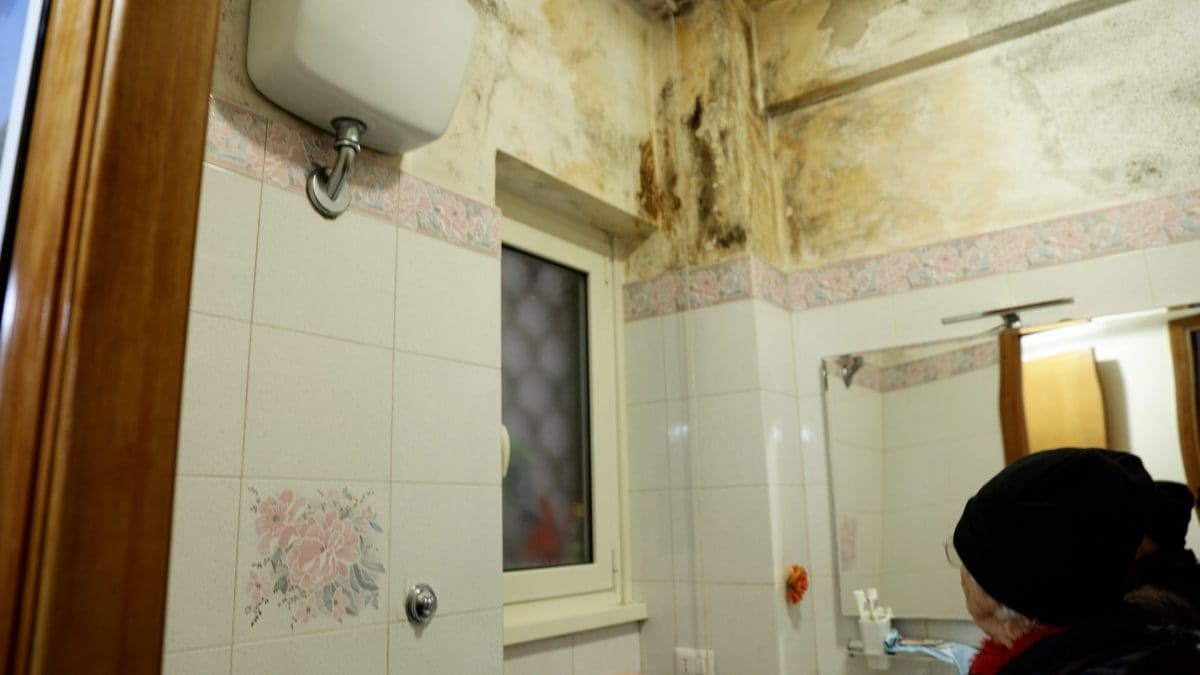 Alcune infiltrazioni in uno degli alloggi pubblici di Ostia