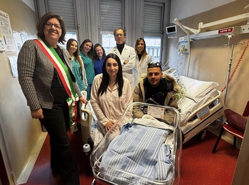 Benedetta, la prima nata a Roma, con l’assessora Barbara Funari.