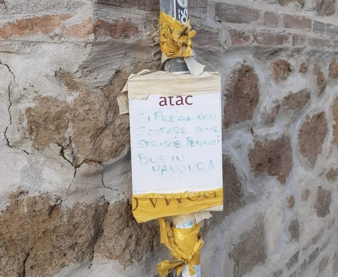 Il cartello degli autisti di Atac.