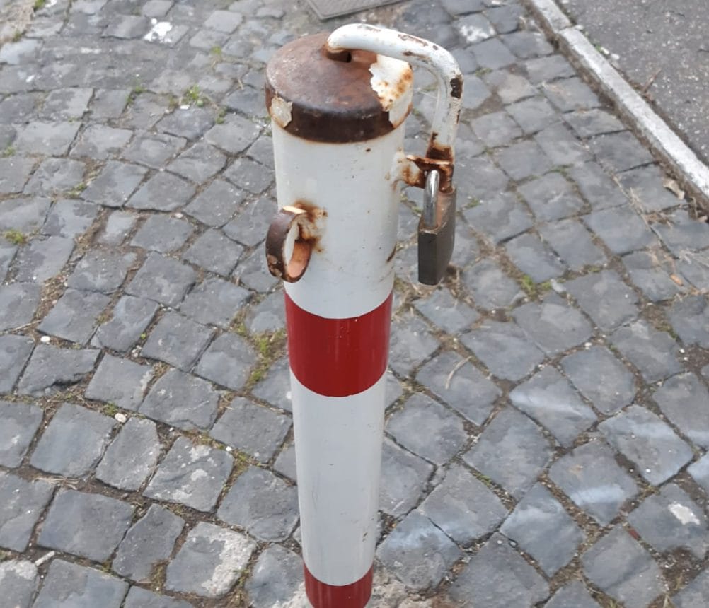 I paletti utilizzati per segnalare i parcheggi all’Alessandrino.