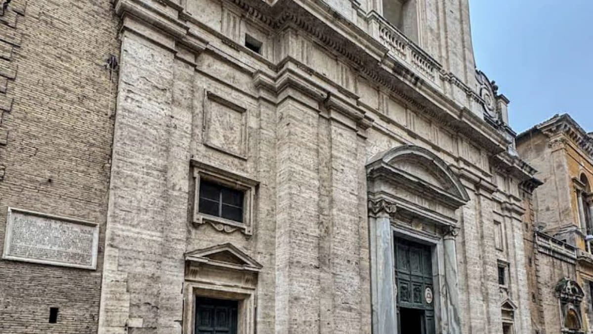 La chiesa di San Giacomo in via del Corso.