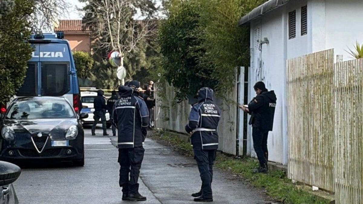 Le forze dell’ordine in via Epaminonda (Foto da polizia locale Roma Capitale)
