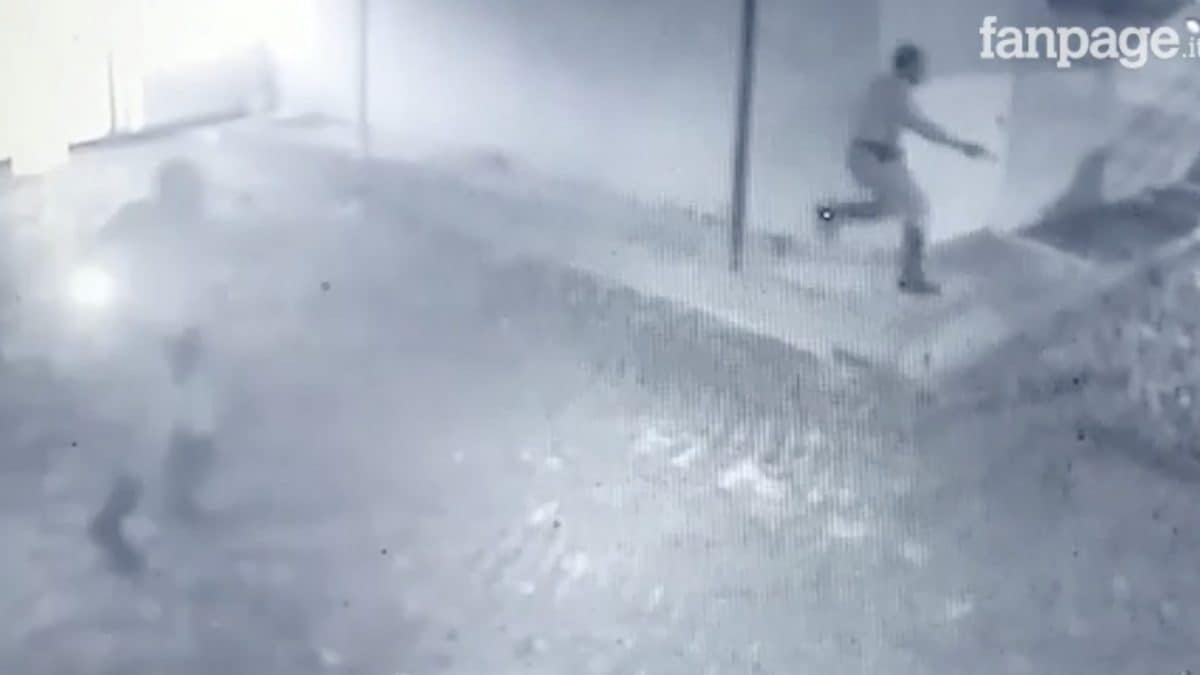 Un frame del video che riprende Marroccella mentre spara a Jamal Badawi