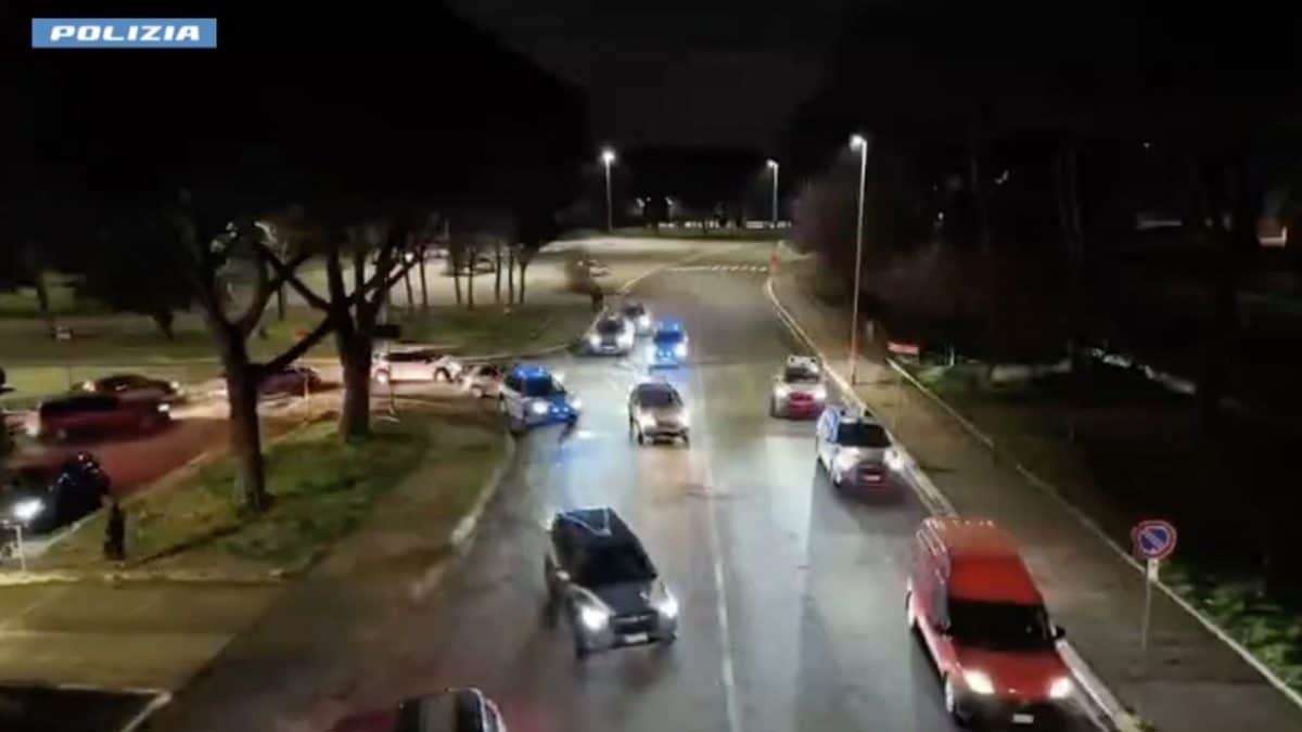 La polizia al bar della coltellata.