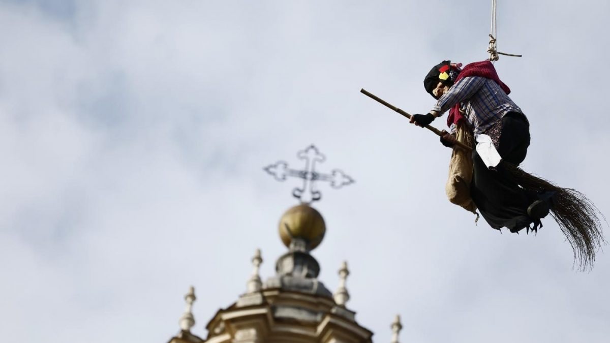 La discesa della Befana a Piazza Navona (La Presse)