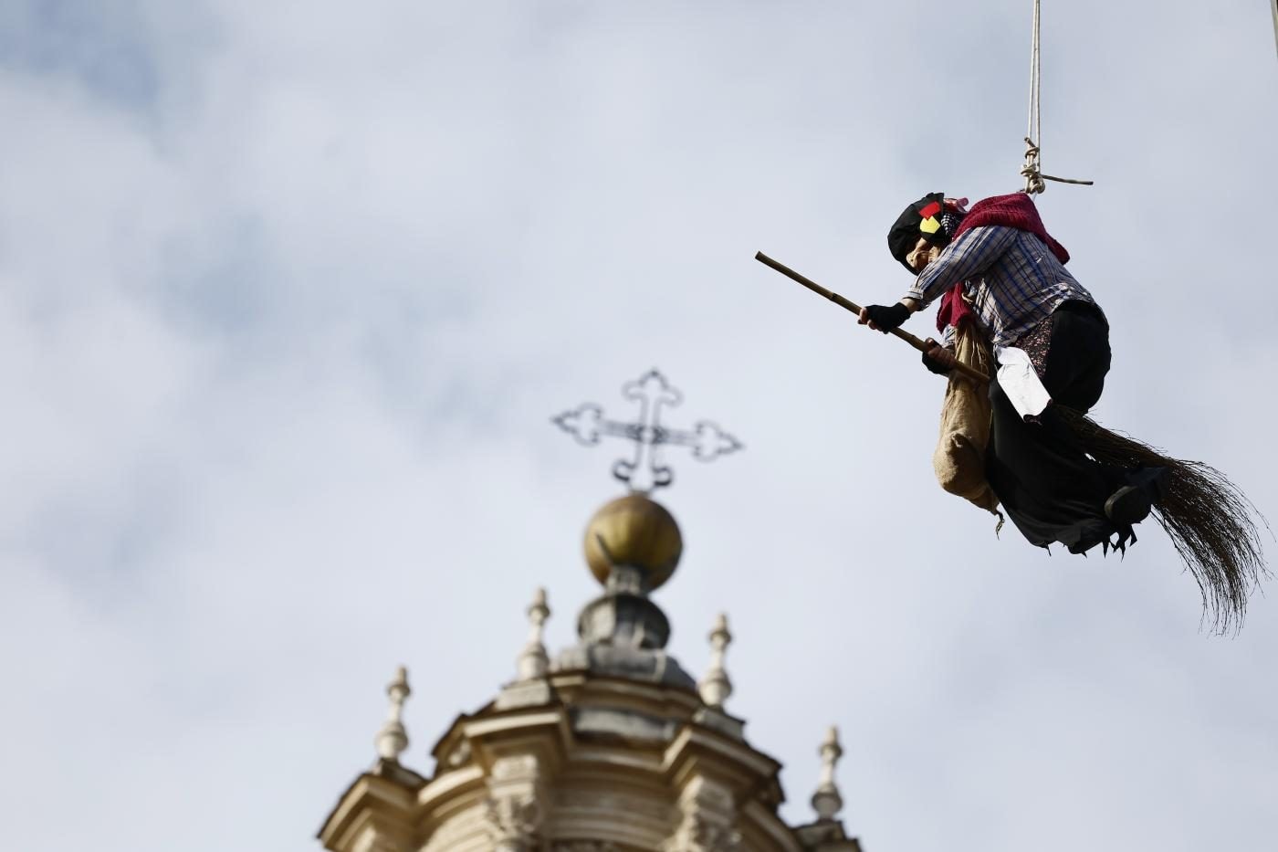 La discesa della Befana a Piazza Navona (La Presse)