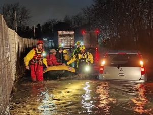 Roma in balia del maltempo: allagamenti e alberi giù, ma due camionisti sono i veri protagonisti di questa drammatica storia