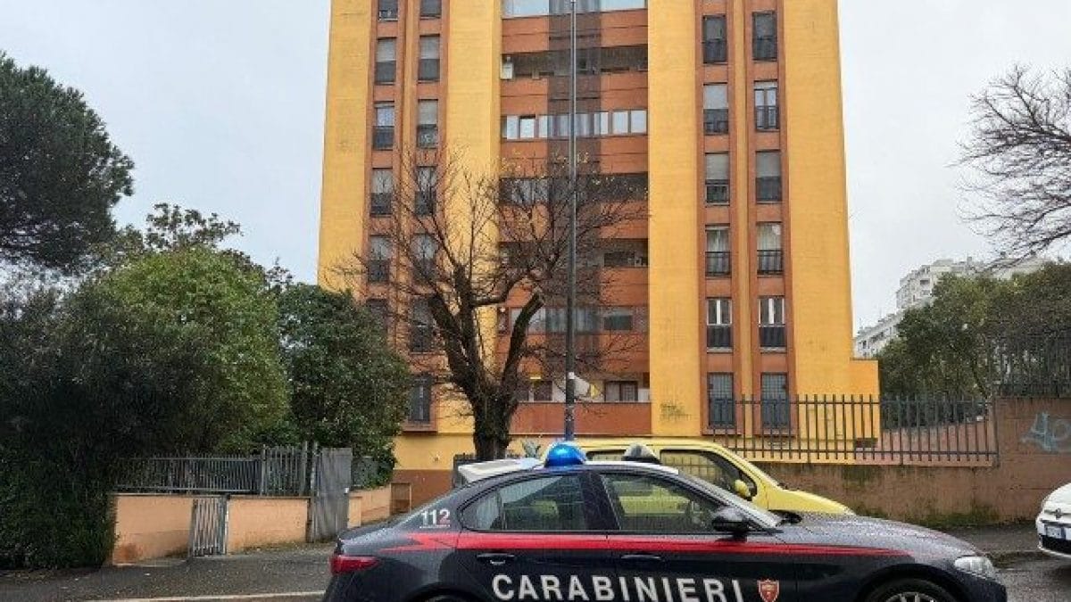 I carabinieri vicino alla palazzinaa Colle Salario