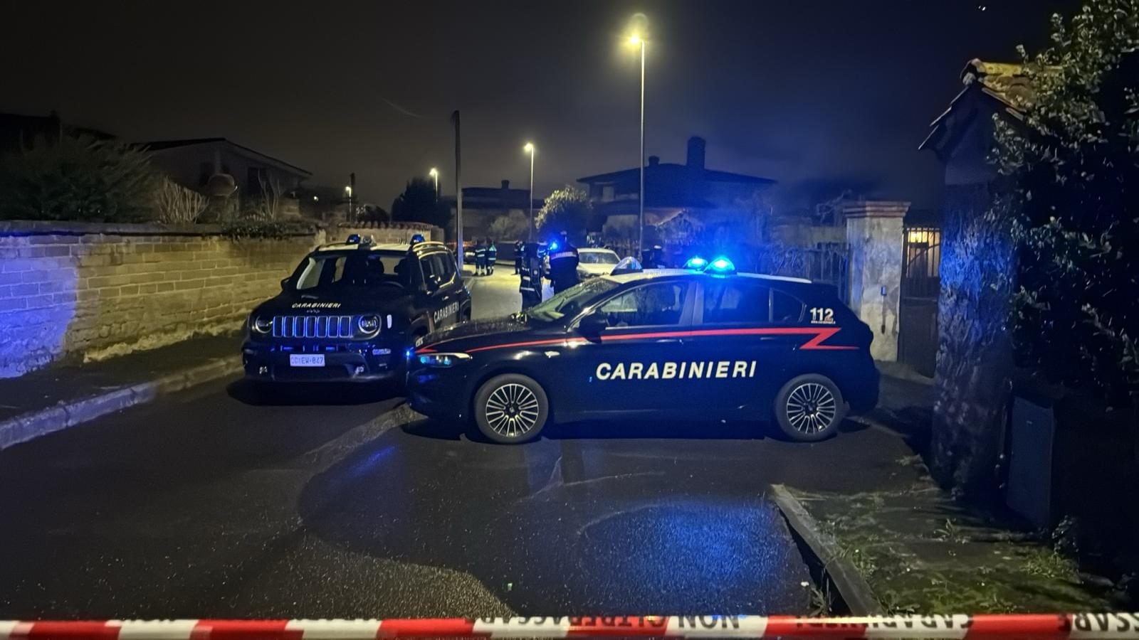 I carabinieri sul luogo del ritrovamento, davanti alla villetta dei coniugi.