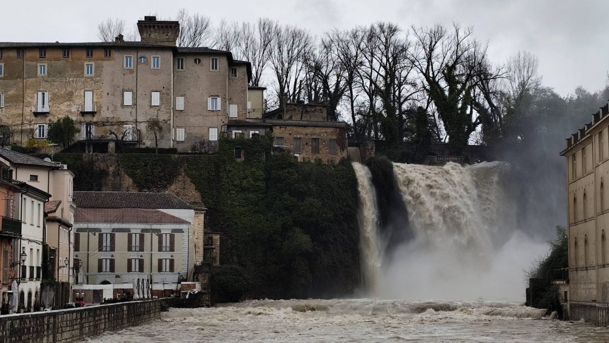 La cascata di Isola del Liri dopo la pioggia delle ultime ore. Foto da Facebook.