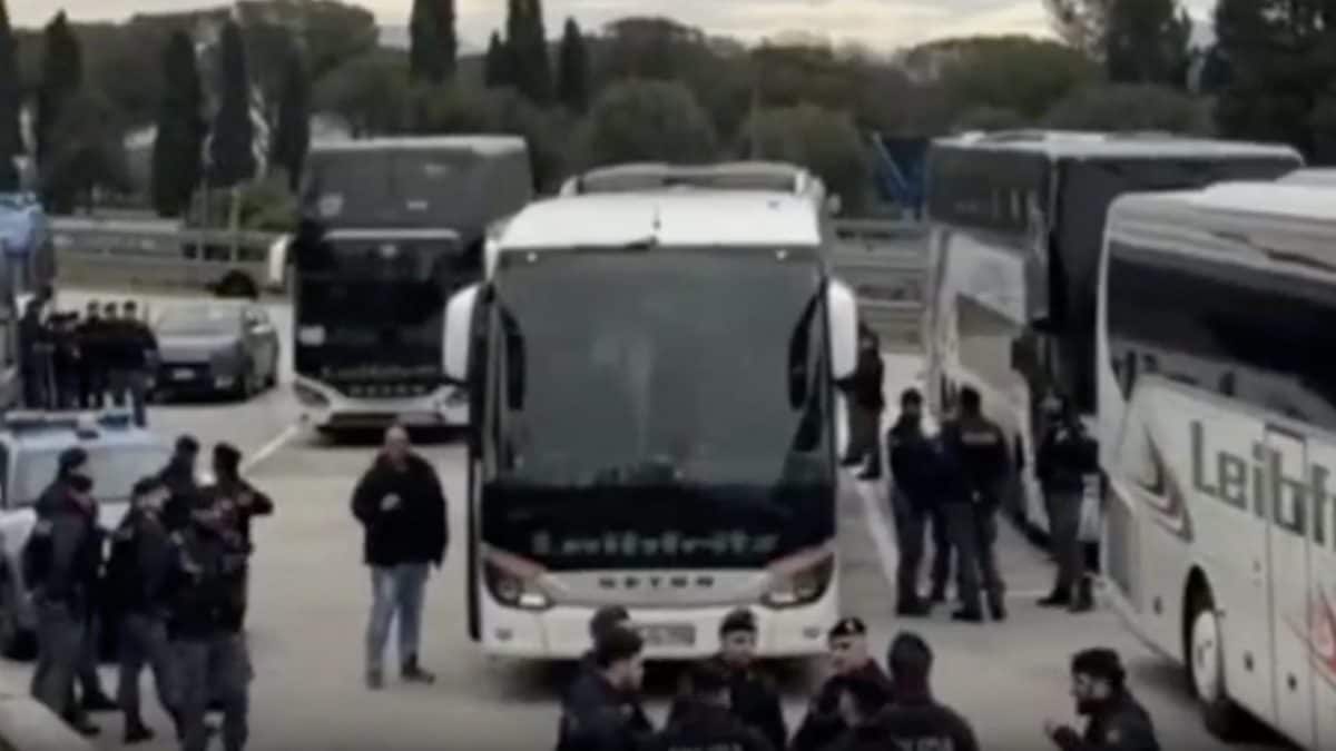 I controlli della Polizia di Stato ai pullman degli ultras