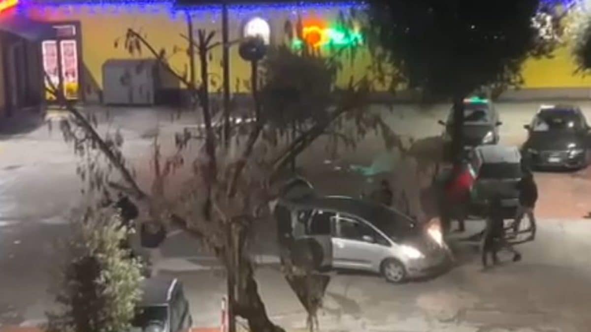 Un frame del video con l’aggressione ai militanti di Gioventù Nazionale