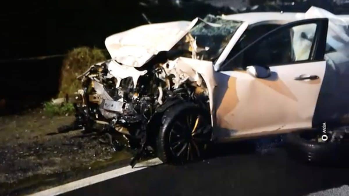 Una delle due auto incidentate ad Ardea (Ansa)