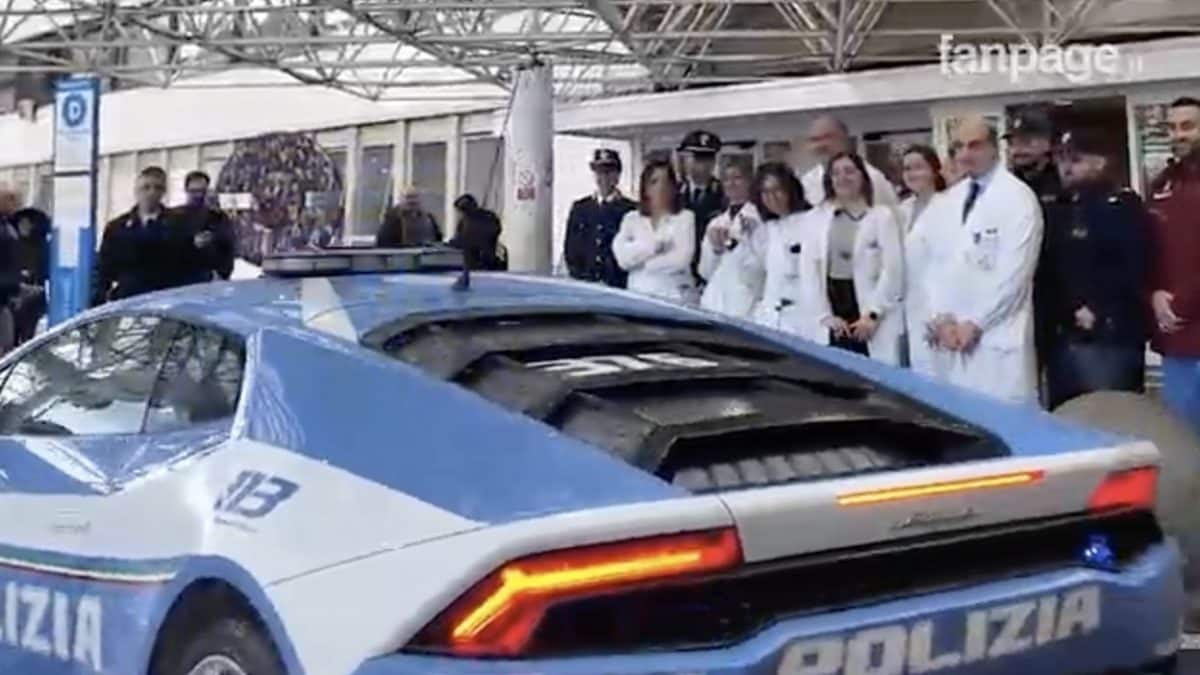 La Befana al Gemelli a bordo della Lamborghini della Polizia di Stato