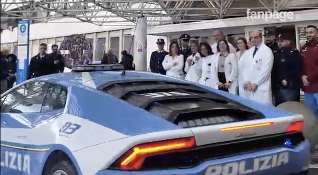 La Befana arriva in Lamborghini al Gemelli: porta doni e giochi ai piccoli pazienti ricoverati