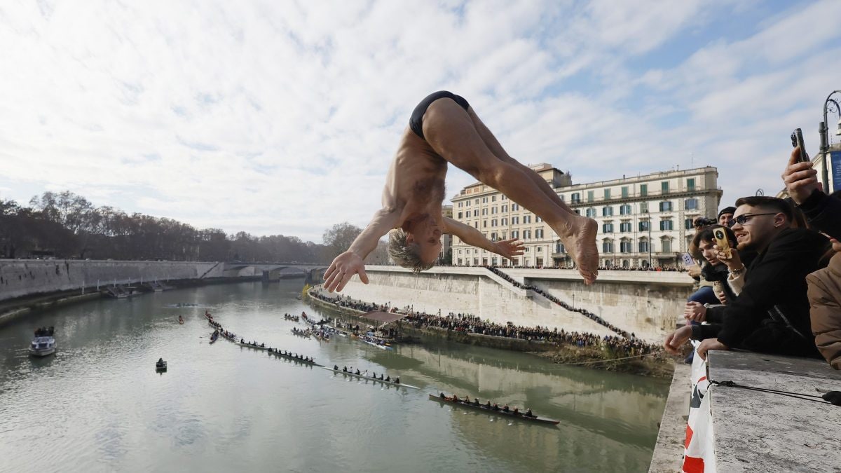 Il tuffo di Marco Fois da Ponte Cavour.