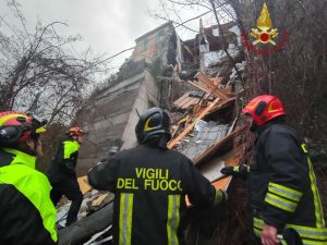 Palazzina vicino Roma crolla: sotto le macerie una persona scomparsa e la speranza si fa sottile.