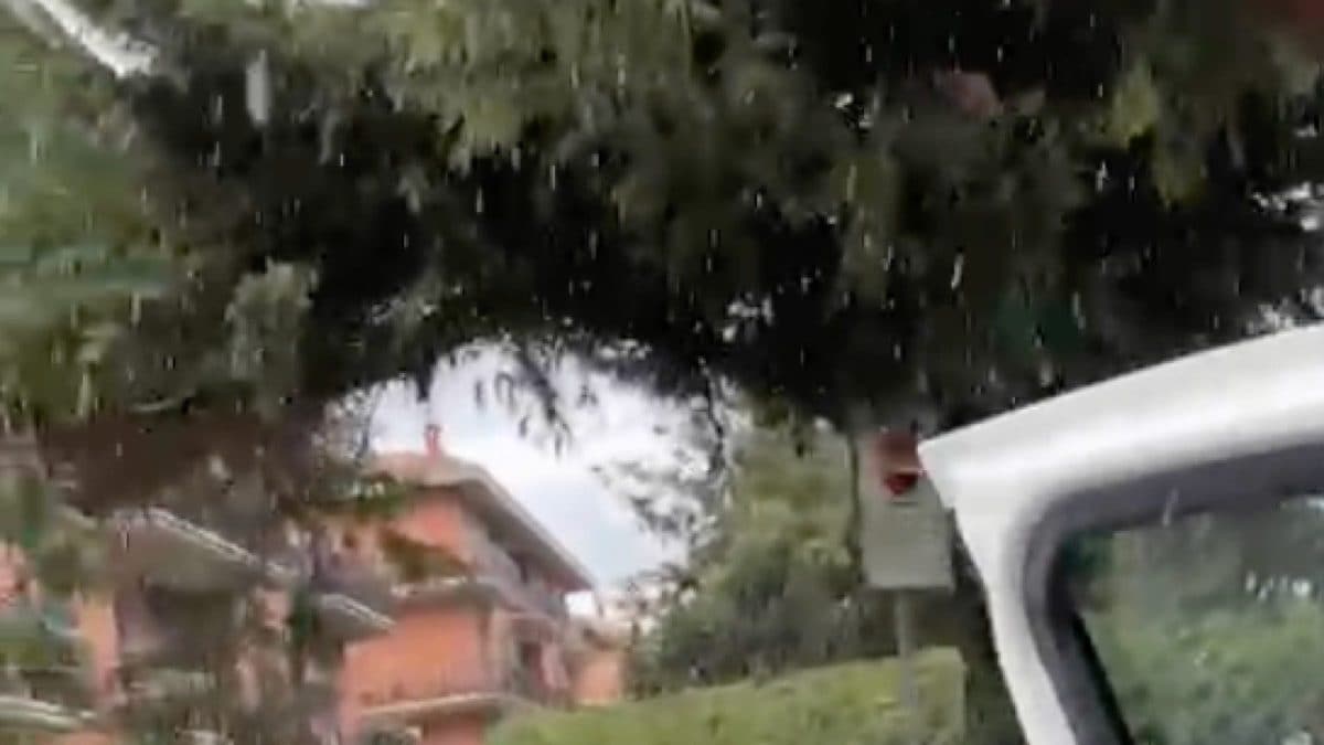 Fiocchi di nevischio a Ciampino.