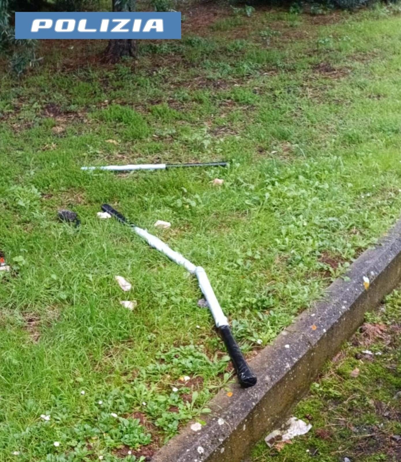 Bastoni e petardi lanciati dal bus dai tifosi della Lazio.