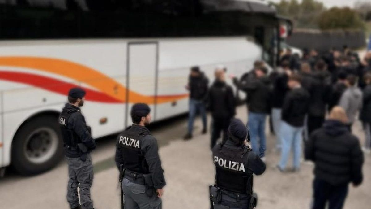 I controlli della polizia sui bus che trasportano i tifosi dello Stoccarda.