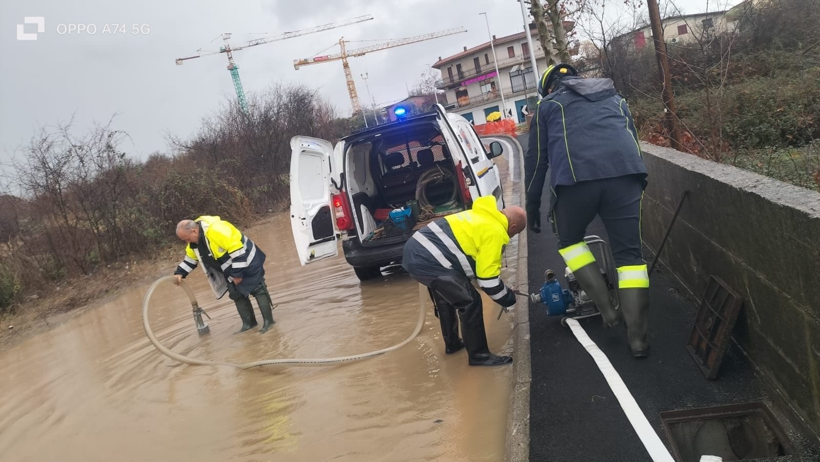 La protezione civile impegnata nell’allagamento sul versante Prenestino