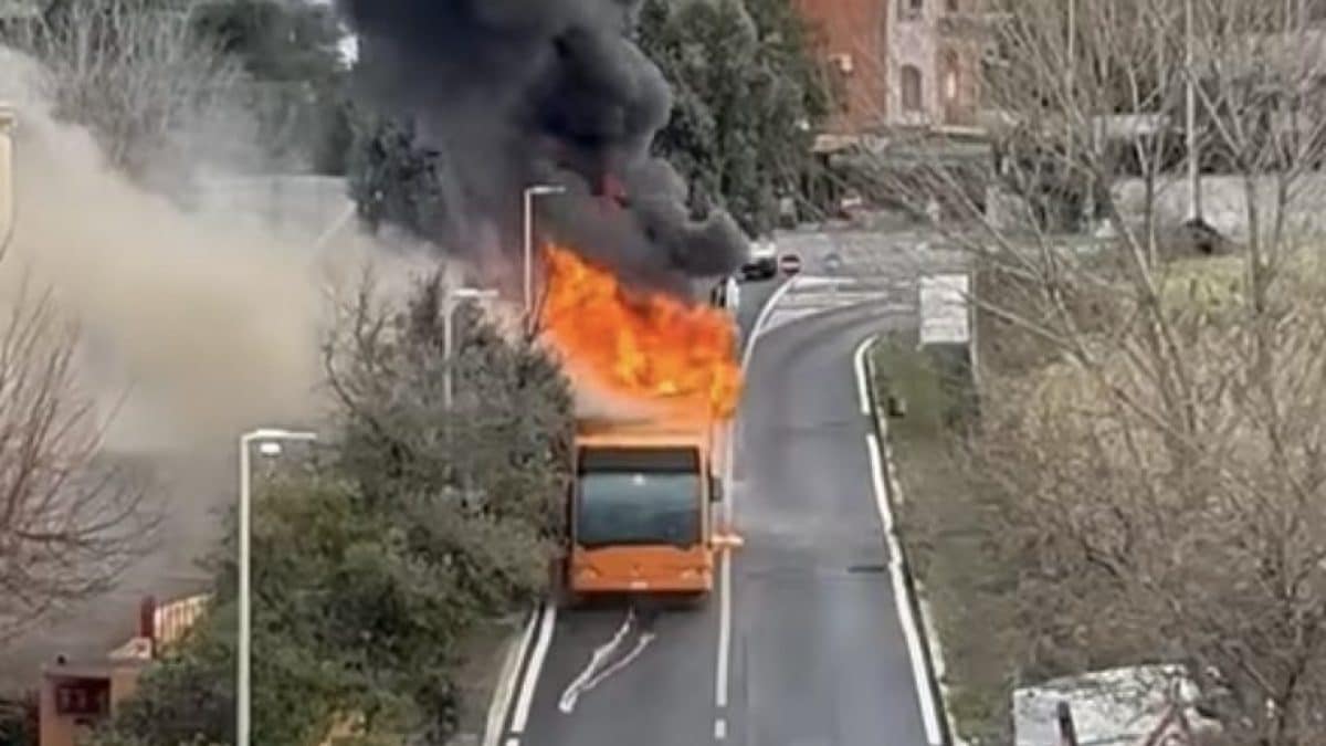Lo scuolabus a fuoco, foto dalla pagina Facebook di Città Futura.