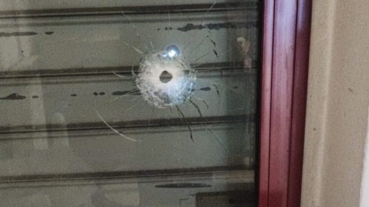 Uno dei fori di proiettile alla sede della Cgil a Primavalle