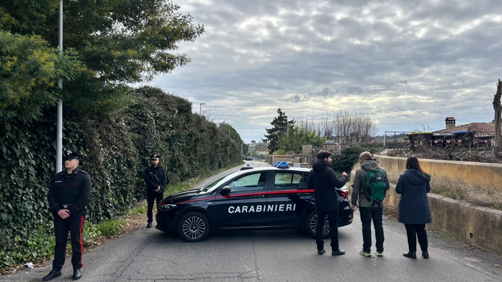 La strada chiusa dai carabinieri